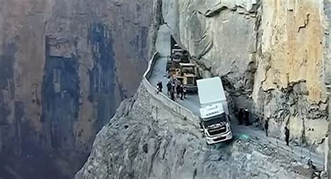 chinese digger moves cars|Truck spends three days dangling over China cliff .